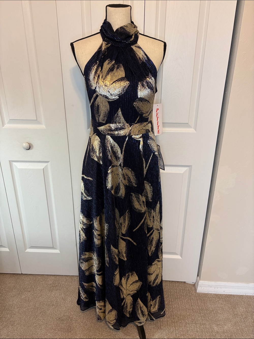 NWT Betsy & Adam Metallic Floral Mock-Neck Gown | 6P | Pockets & Built-In Bra.